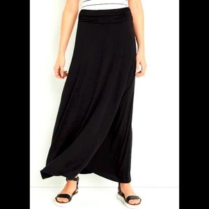 Renee C Black maxi skirt with side slit. Women size L. Perfect wardrobe staple!
